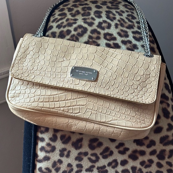 Michael Kors envelope chain bag. Used - Picture 2 of 4